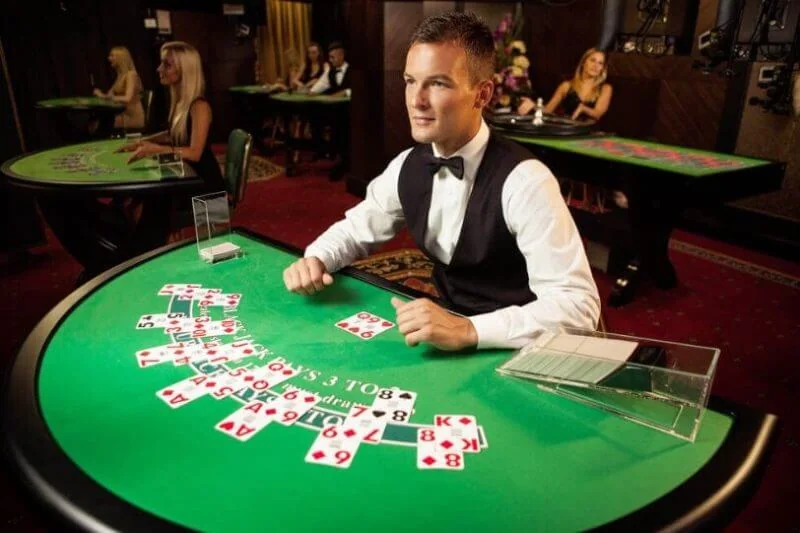 Tampilan meja baccarat dan antarmuka dealer live JITUTOTO